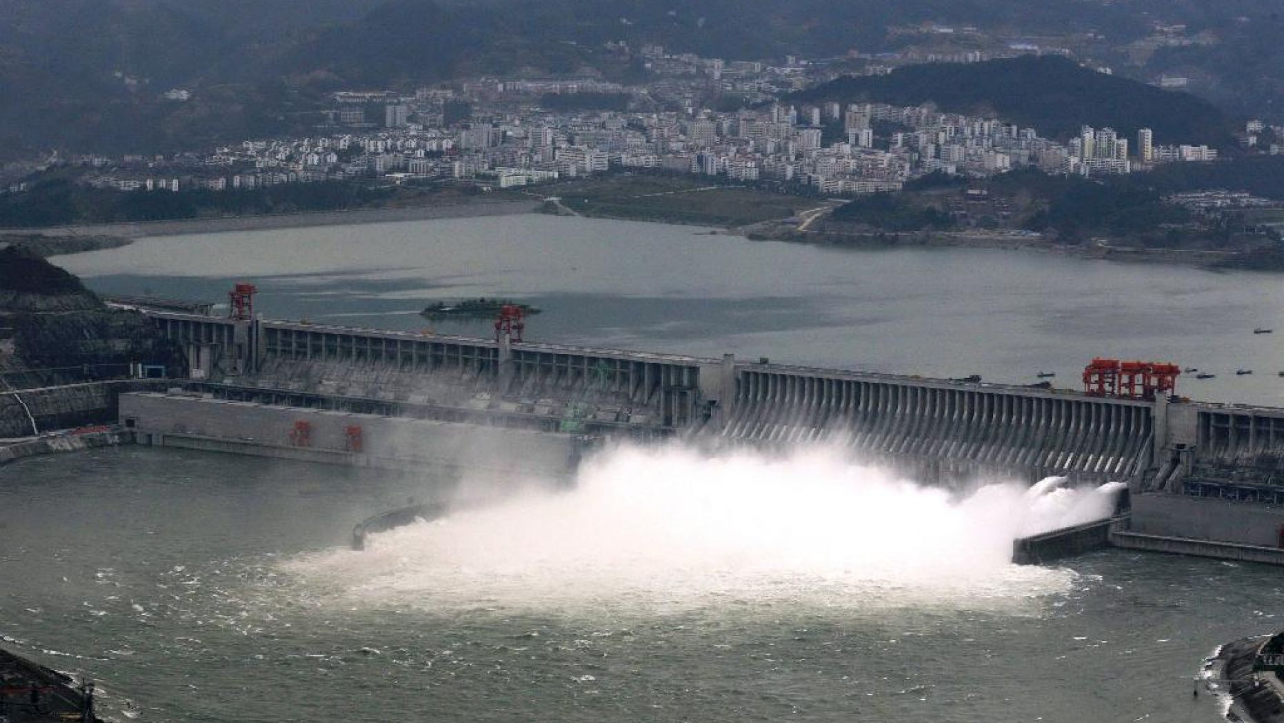 Китайская дамба. Три ущелья ГЭС Янцзы. Китайская ГЭС "Санься". Плотина «три ущелья» (three gorges dam), Китай. Дамба в Китае.