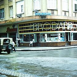 Click image for larger version

Name:	Nha Hang Brodard Saigon 1970.jpg
Views:	0
Size:	78.3 KB
ID:	2040113