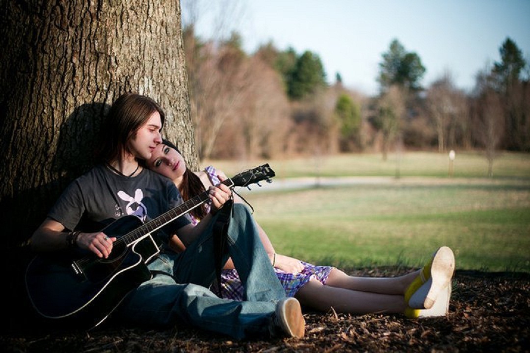 Мужчина поет на гитаре. Парень с гитарой и девушка. Фотосессия с электрогитарой мужчины. Фотосессия с гитарой в парке. Романтик с гитарой.