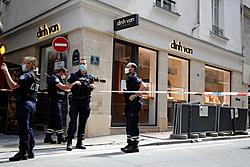 Click image for larger version

Name:	Police_officers_stand_next_to_Dinh_Van_jewelry_store_after_a_robbery_in_central_Paris_France_Jul.jpg
Views:	0
Size:	112.0 KB
ID:	1838561